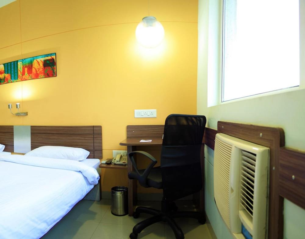 Hotel East Delhi Nowe Delhi Zewnętrze zdjęcie