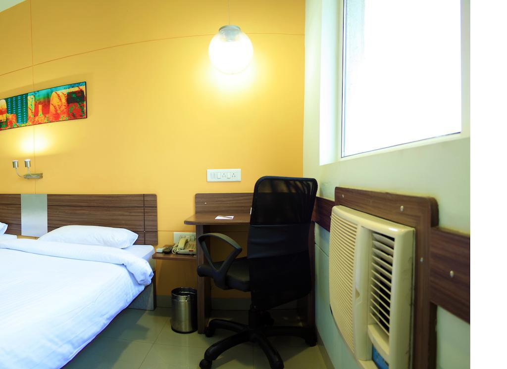 Hotel East Delhi Nowe Delhi Zewnętrze zdjęcie