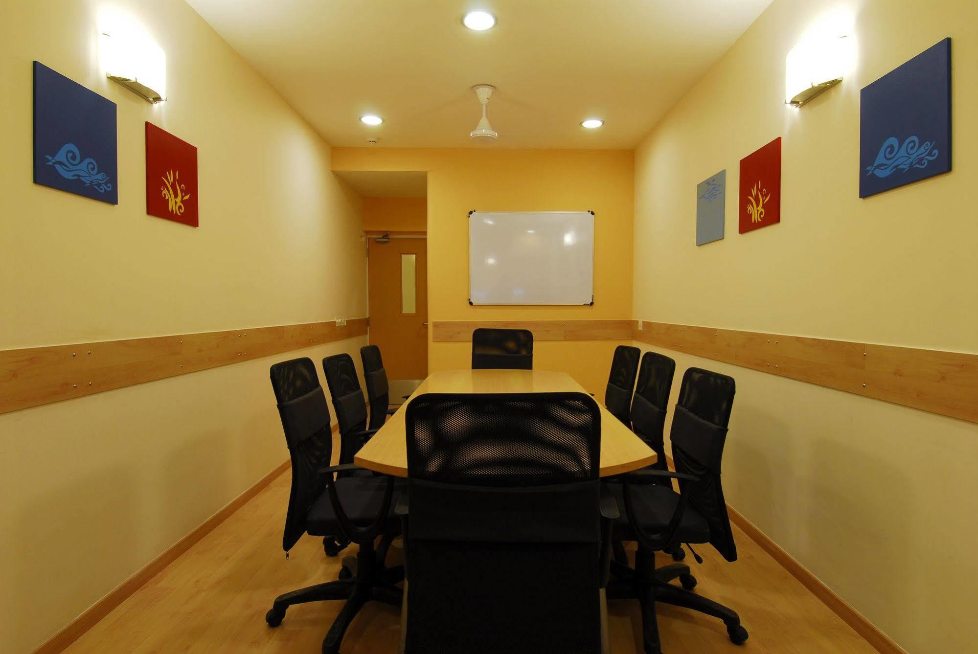 Hotel East Delhi Nowe Delhi Zewnętrze zdjęcie
