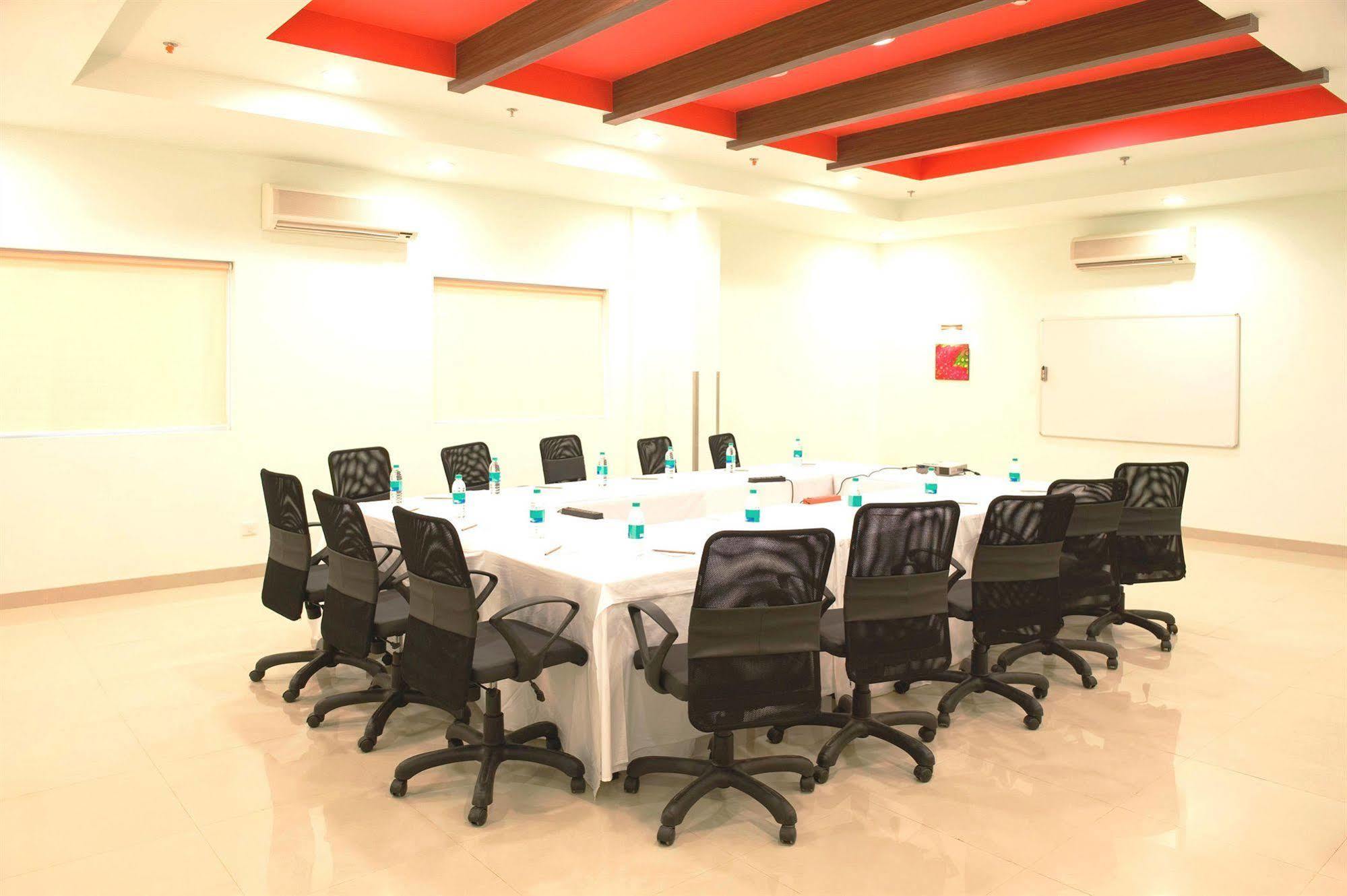 Hotel East Delhi Nowe Delhi Zewnętrze zdjęcie